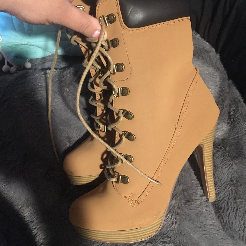 Shoe dazzle Daylene booties